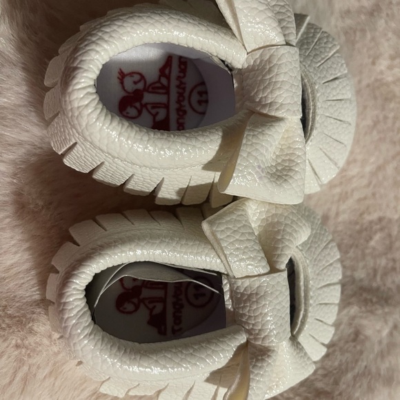 White Baby Moccasins with Bow - Picture 7 of 13